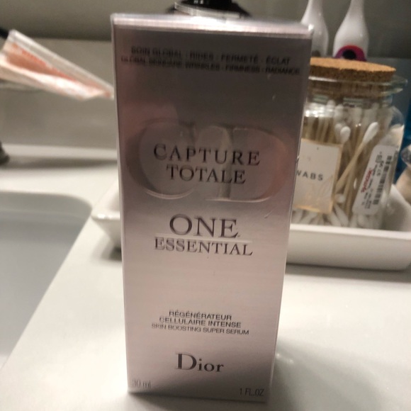 NWT Dior Capture Totale One Essential Super Serum - Picture 2 of 9